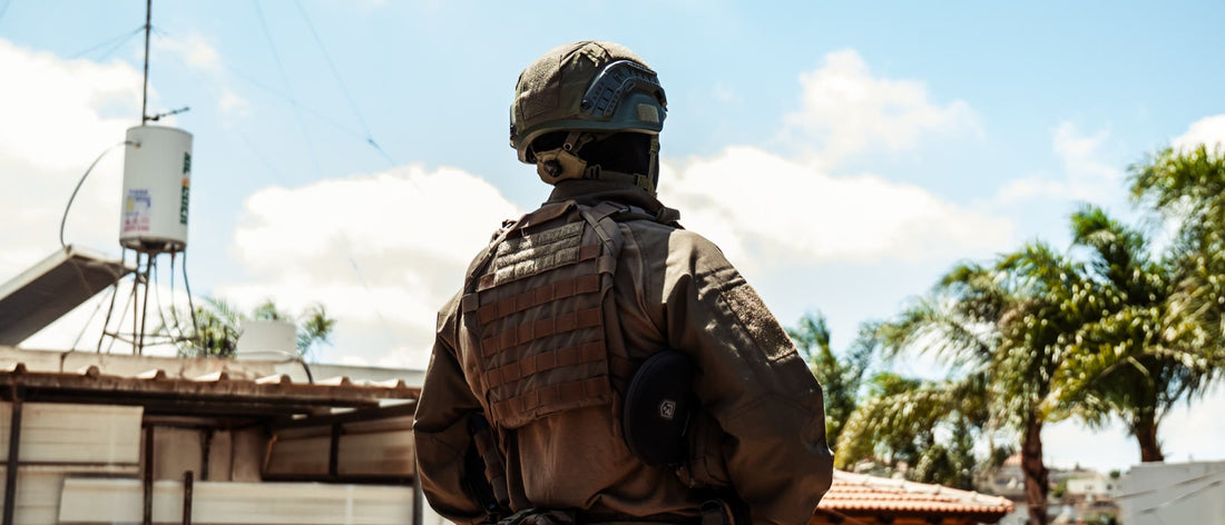 Operator in a plate carrier, seen from behind